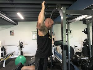 Pull Up Mistake : hyperextending the lower back
